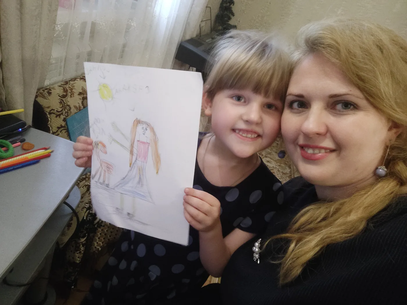 Мама и дочь показывают рисунок
