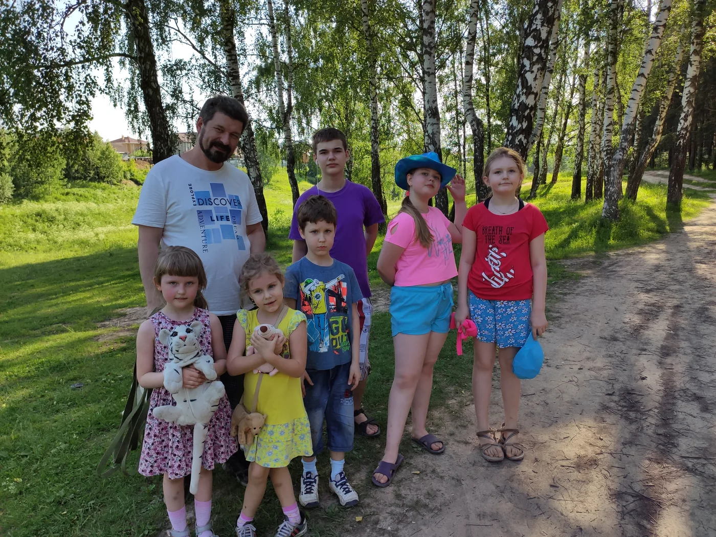 Папа с детьми на прогулке в лесу