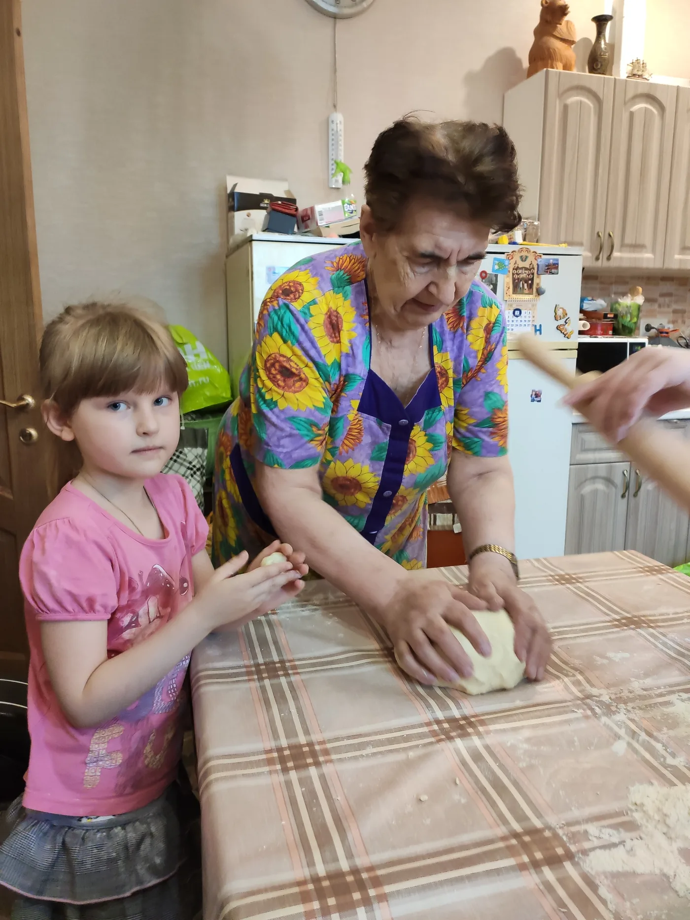 Девочки лепят пельмени на кухне